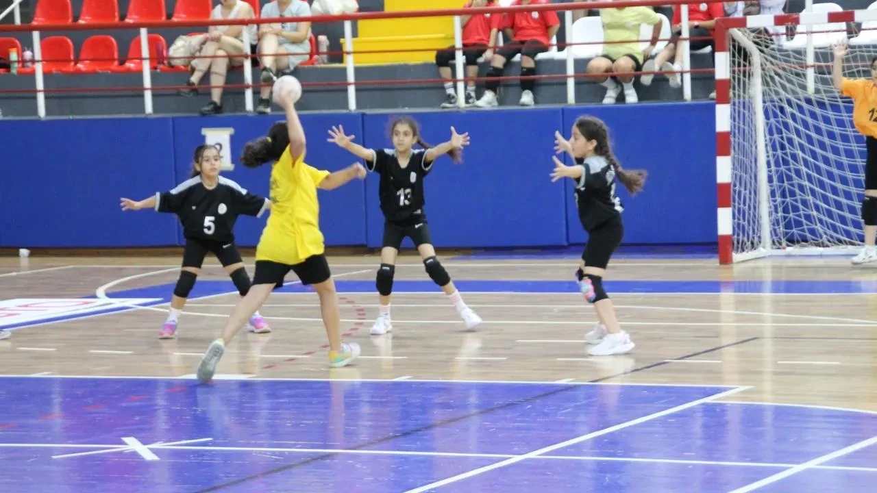 Minik Eller Hentbol Şenliği Denizlide coşkuyla kutlandı