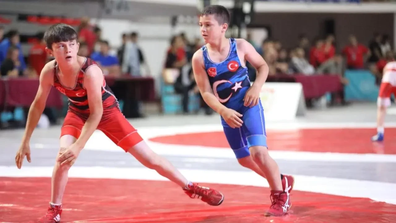 Minikler Grekoromen Güreş Türkiye Şampiyonası Sivasta başladı