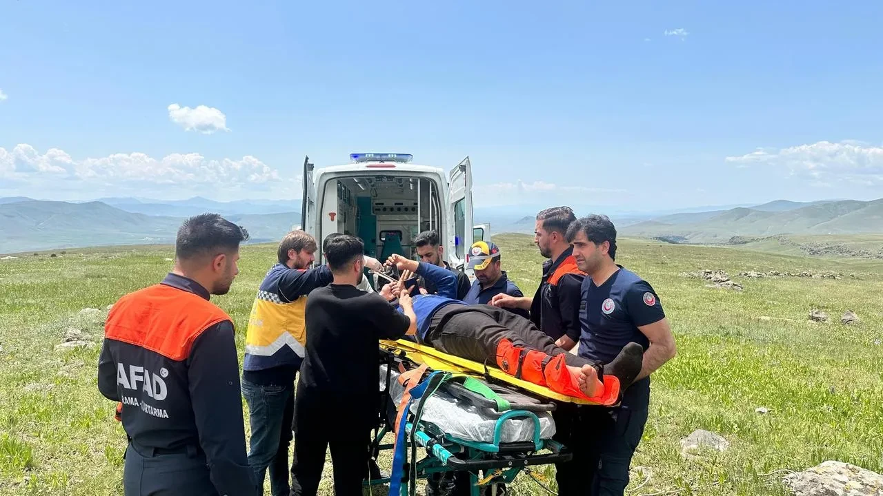 Sarıkamışta kayalıktan düşen genç çoban kurtarıldı