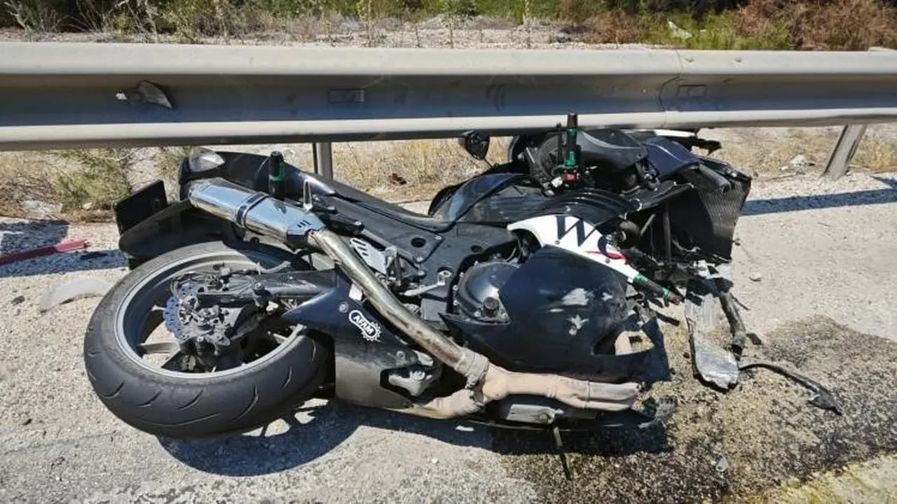Bilecik Osmaneli yolunda motosiklet bariyerlere çarptı yaralandı