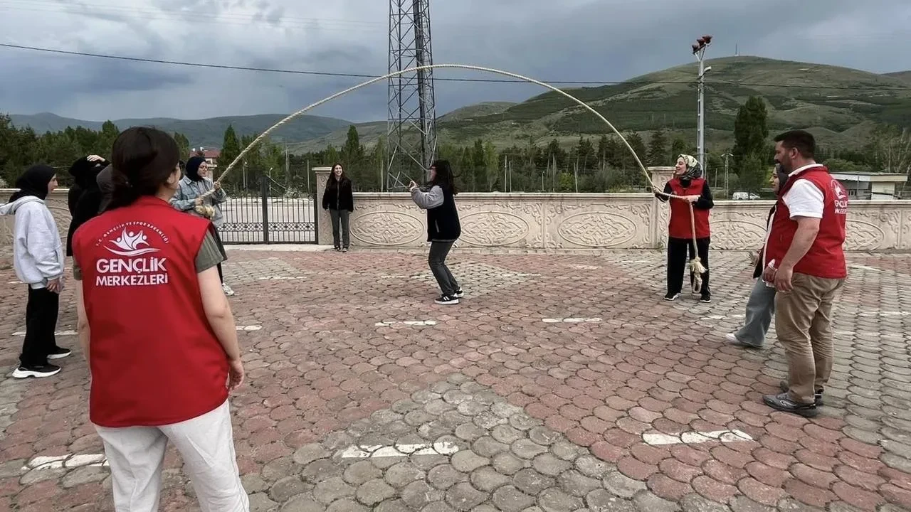 Bayburt Gençlik Merkezi liselilere yıl sonu şenliği düzenledi