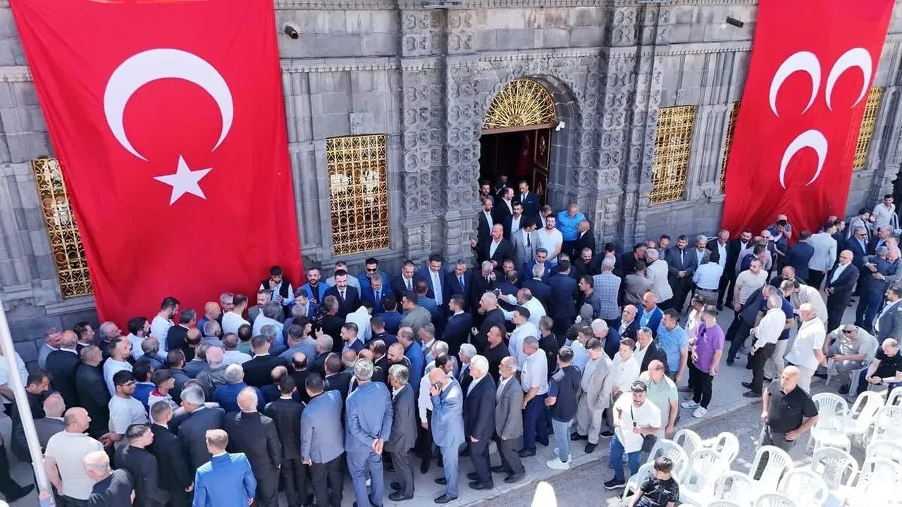 MHP Erzurum teşkilatı bayramda coşkuyla bir araya geldi