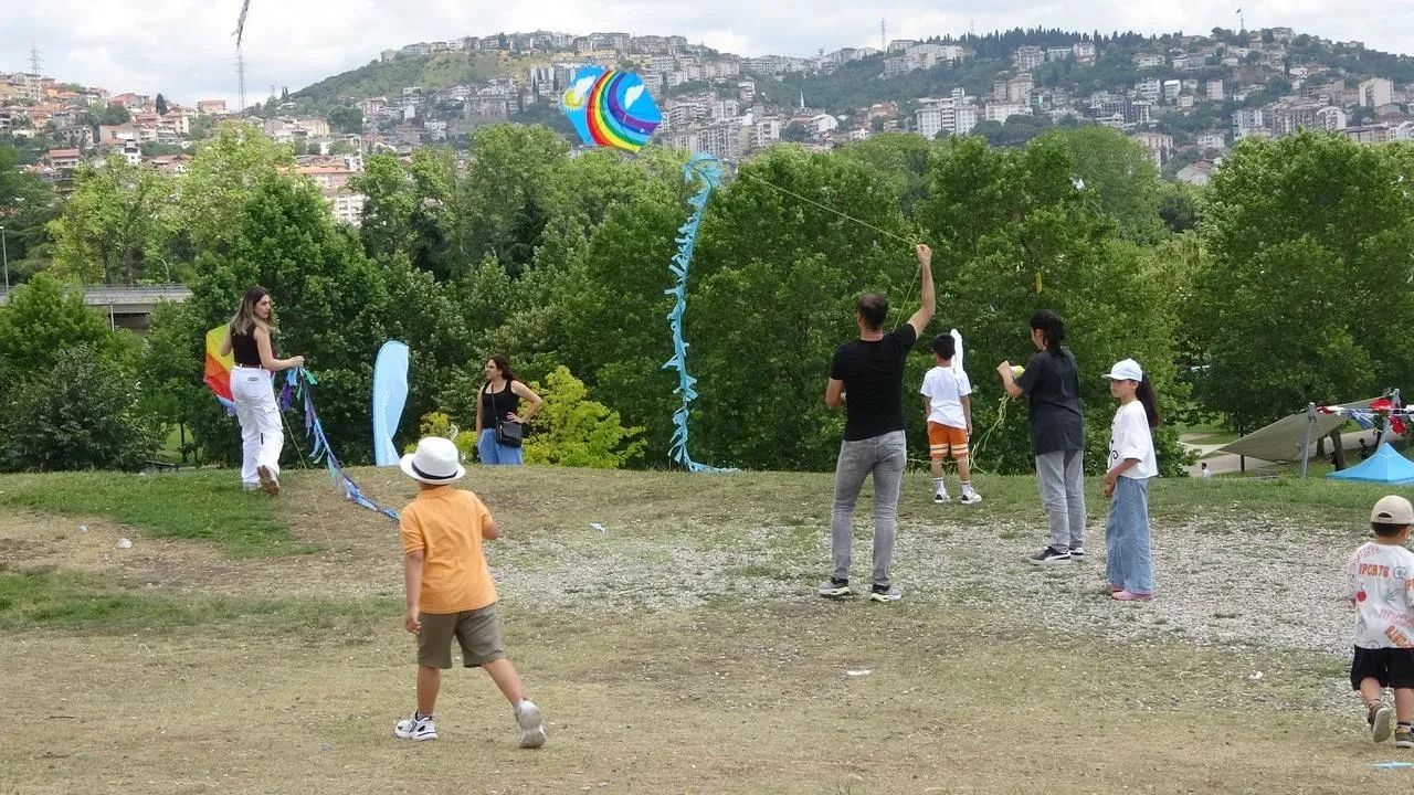 Kocaeli Sekaparkta babalar ve çocuklar uçurtma uçurdu