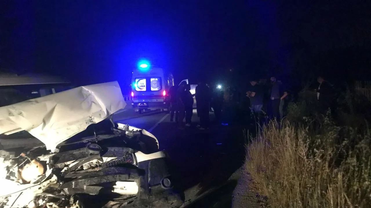 Sakarya Kaynarca yolunda traktör ticari araçla çarpıştı