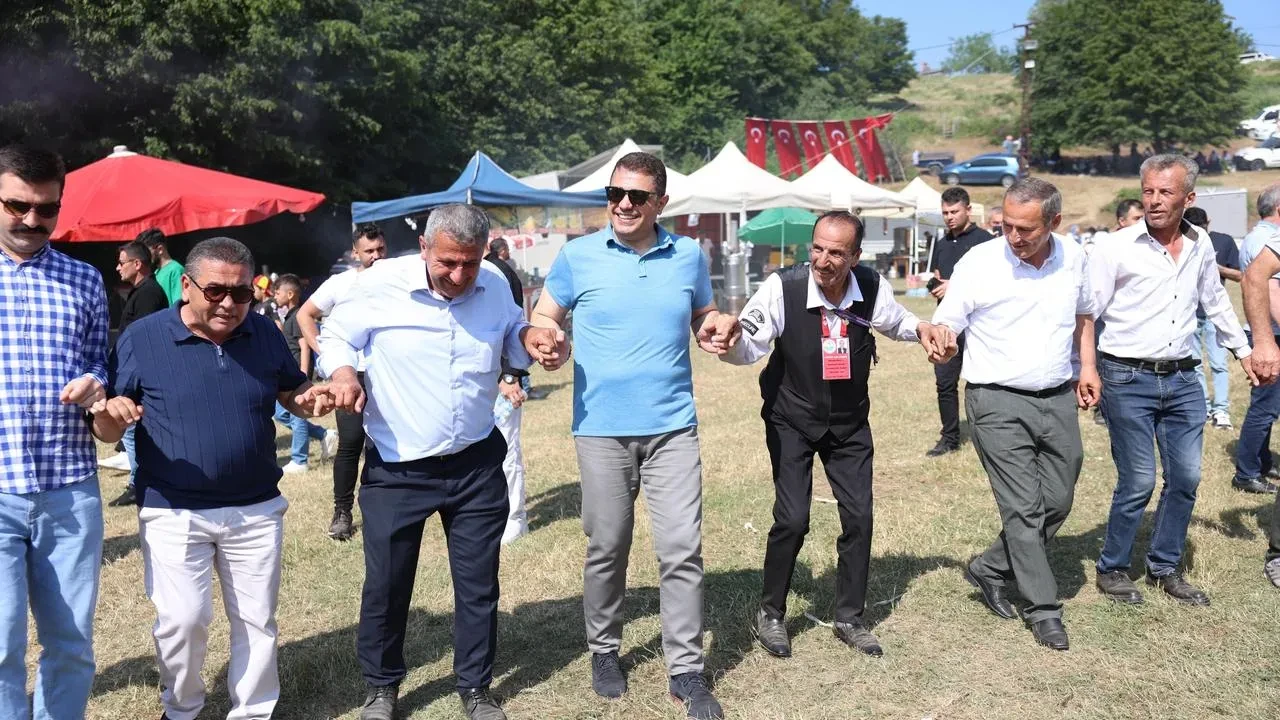 Düzce Valisi Espitdüzü yayla şenliğinde horon tepti