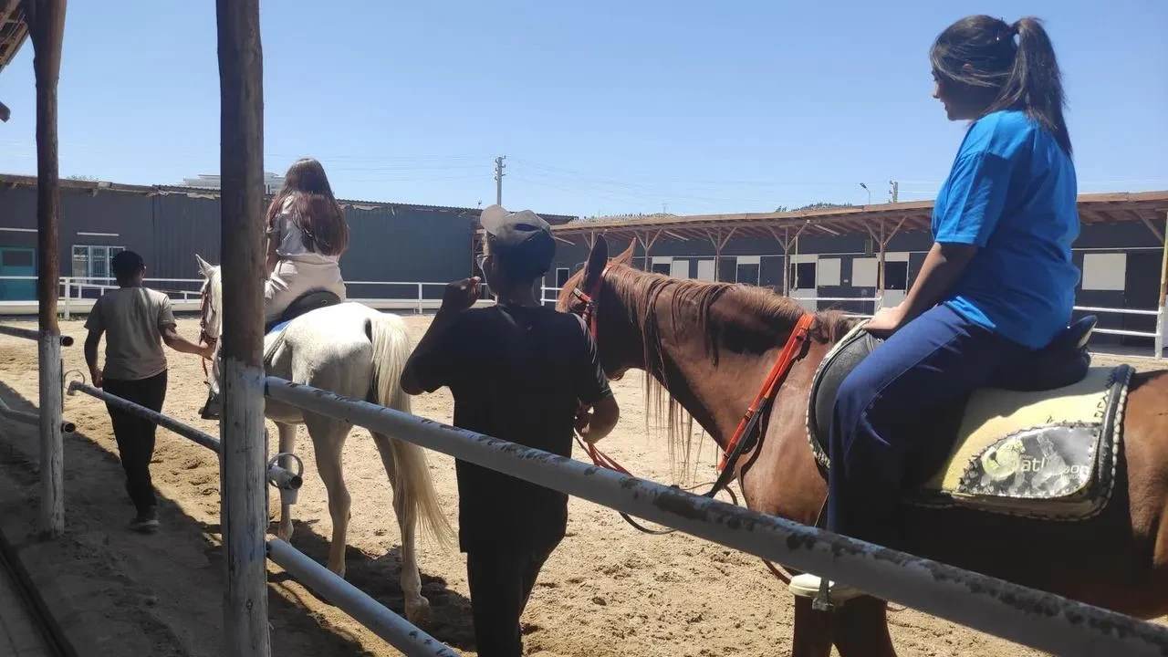 Emirdağlı öğrenciler SYDV hediyesiyle karne sevincini yaşadı