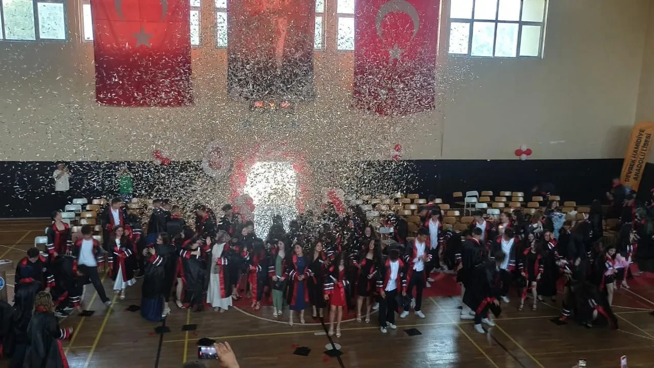 Devrek Hamidiye Anadolu Lisesi mezuniyet coşkusunu yaşadı