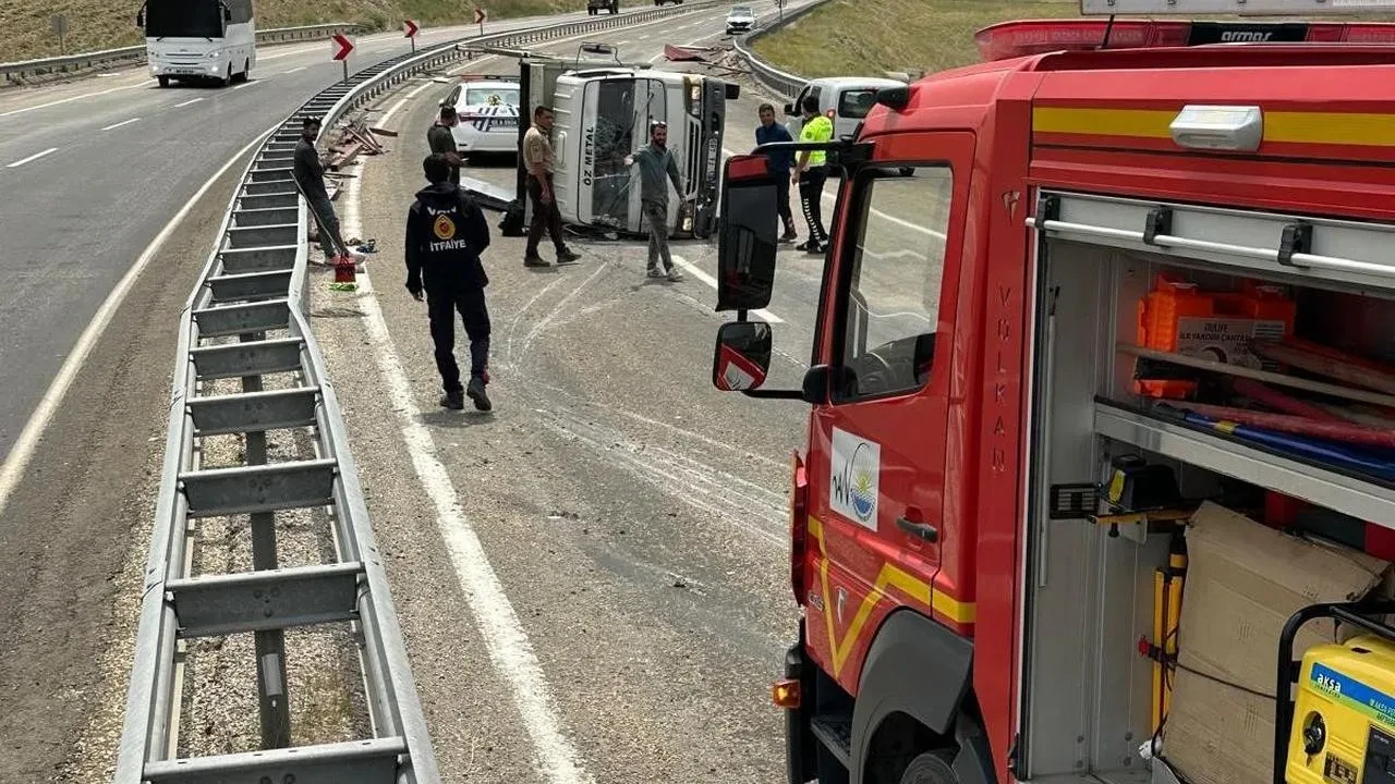 Van Gürpınar yolunda kontrolden çıkan kamyonet devrildi