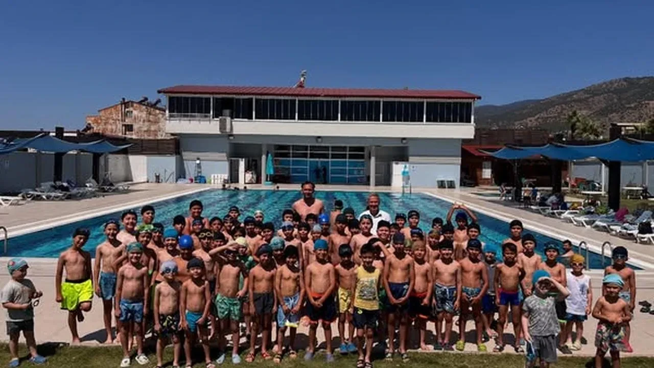 Buharkent Belediyesi yüzme kursunda çocuklarla buluştu