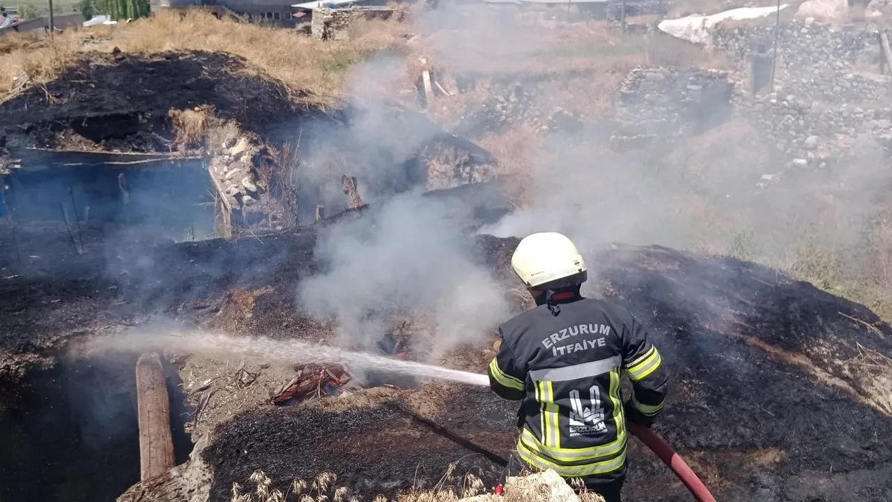 Erzurum Pasinler ilçesinde çıkan ahır yangını söndürüldü