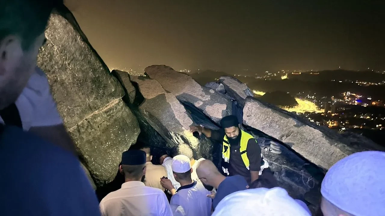 Hacı adayları Nur Dağındaki Hira Mağarasına akın ediyor