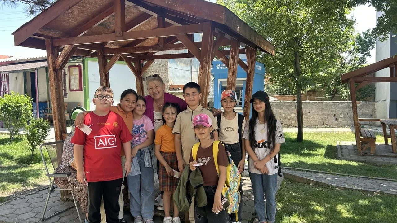 Yeşiltepe çocukları Muhtar Meryem teyzeyle bayramı kutladı