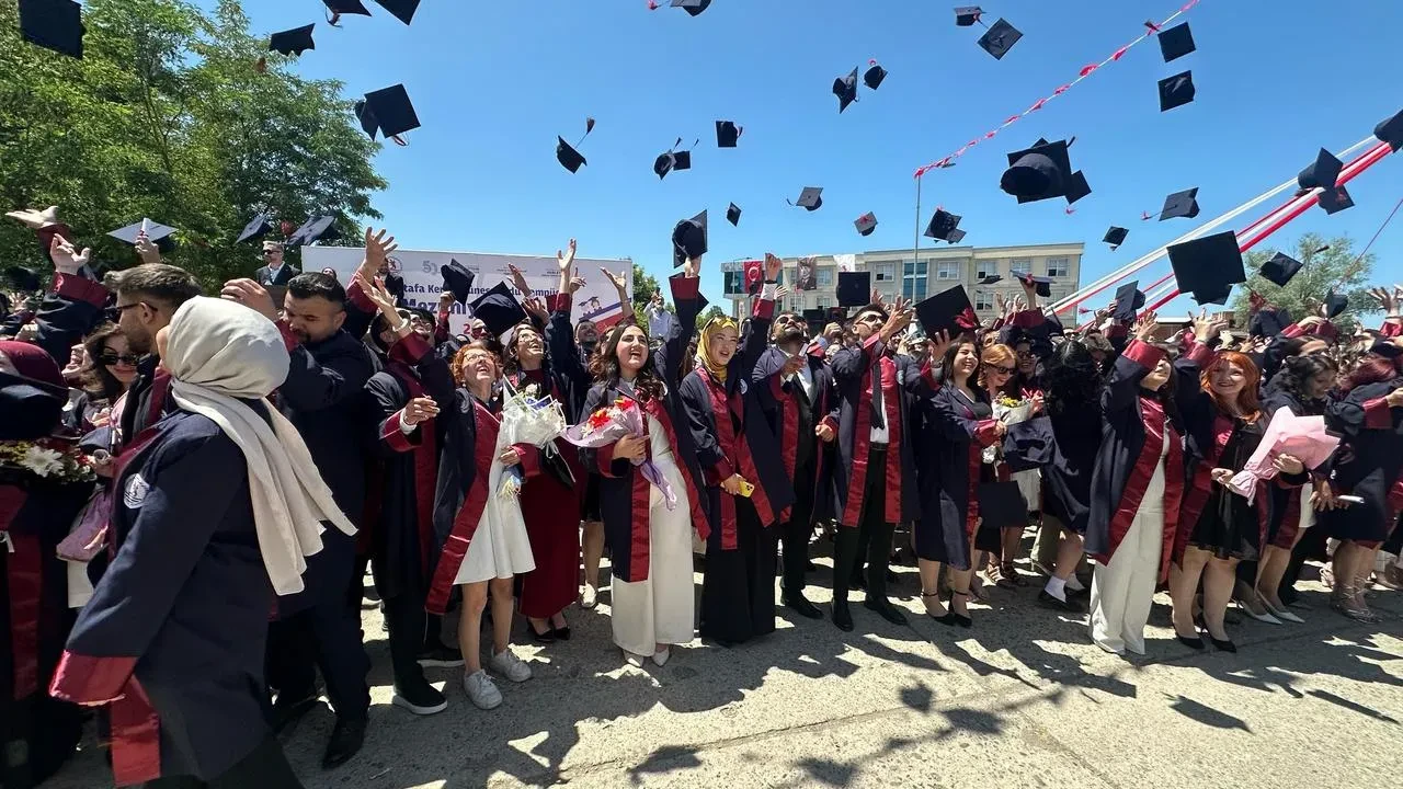 Ondokuz Mayıs İletişim Fakültesi mezunları kep attı