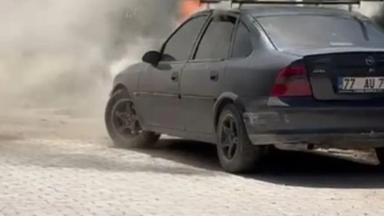 Isparta Eğirdir mahallede park halindeki araç yandı