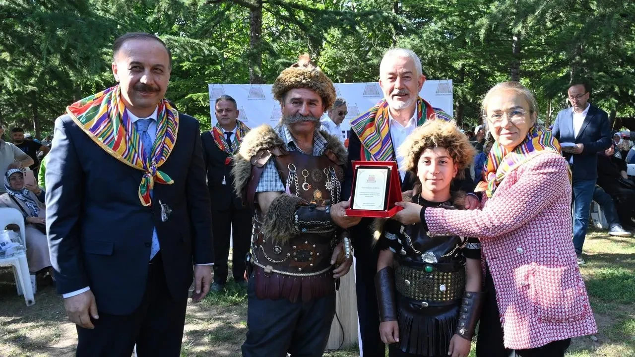 Isparta Belediyesi yaşlı ve engelli vatandaşların kurbanlarını kesiyor