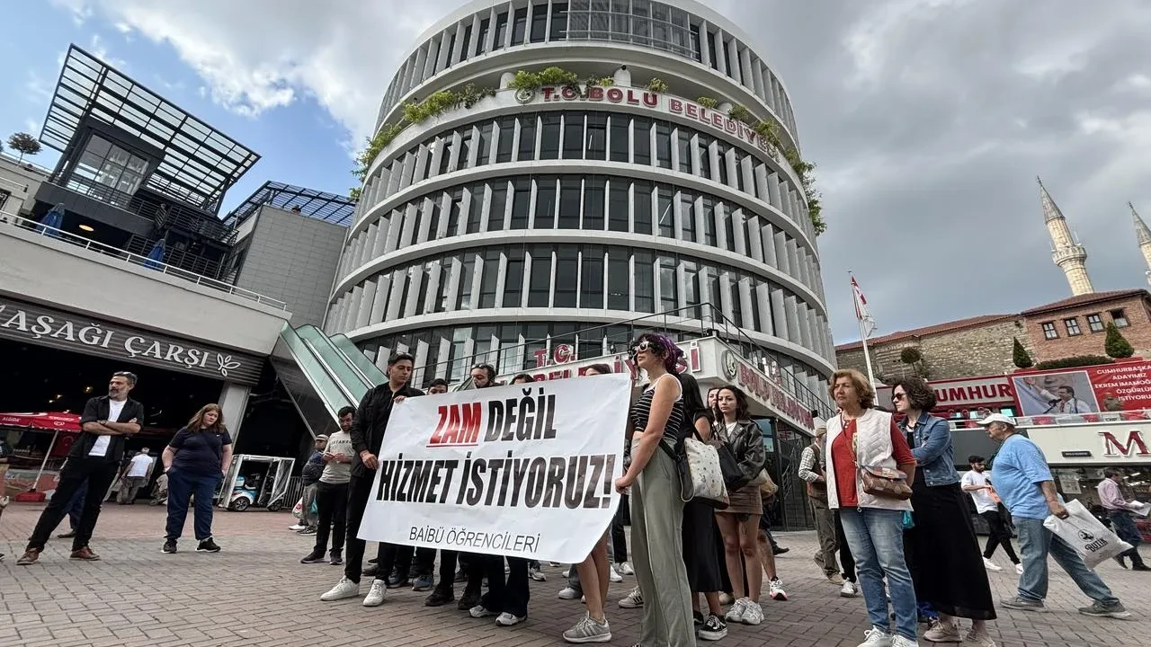 Bolu otobüs zammına BAİBÜ öğrencileri yürüyerek direndi