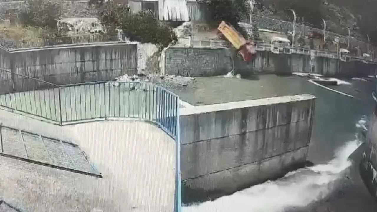 Artvinde kamyon yıkama tesisinden dereye uçtu görüntülendi