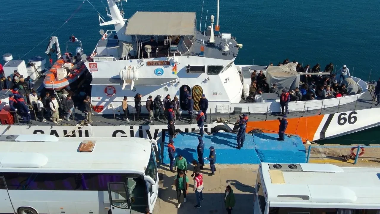Çanakkale ve İtalya arasındaki göçmen kaçakçıları yakalandı
