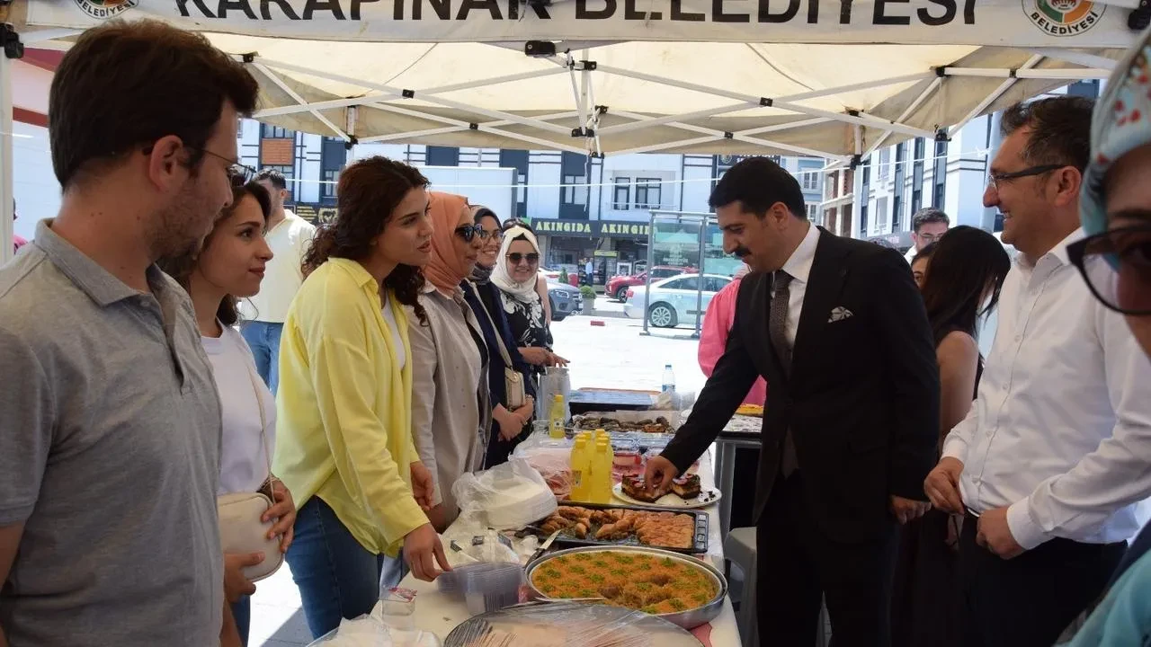 Karapınar özel öğrencileri Anıt Meydanında hayır düzenledi