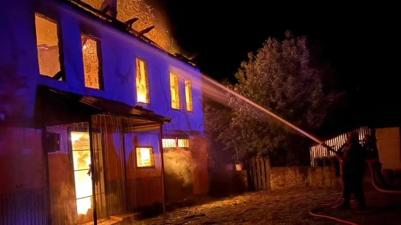 Karabük Eflani ilçesinde iki katlı ev yandı