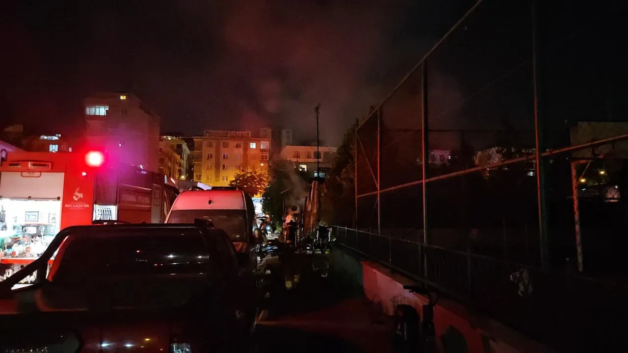 Bahçelievler oto sanayi sitesinde 10 araç yandı