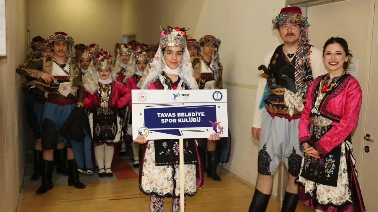 Tavas Belediyesi Spor Kulübü halk oyunlarında şampiyon oldu