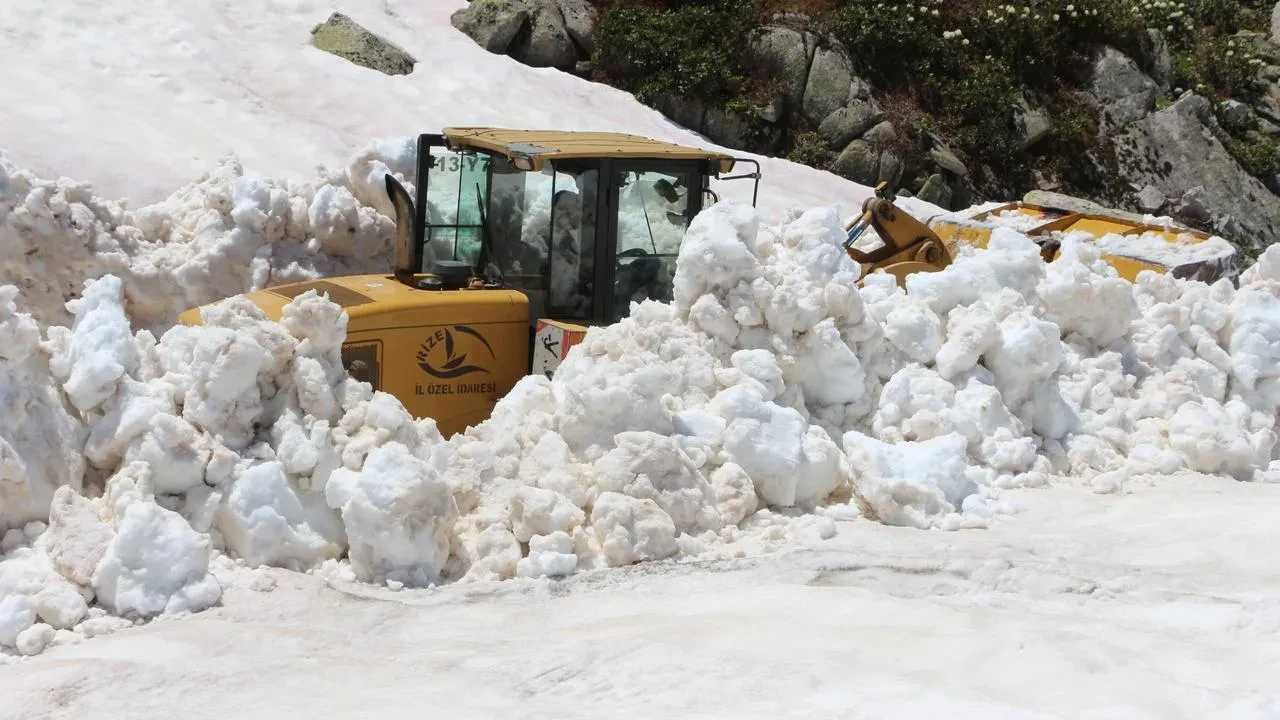 Rize Balıklı Yaylasında dev çığ temizleniyor