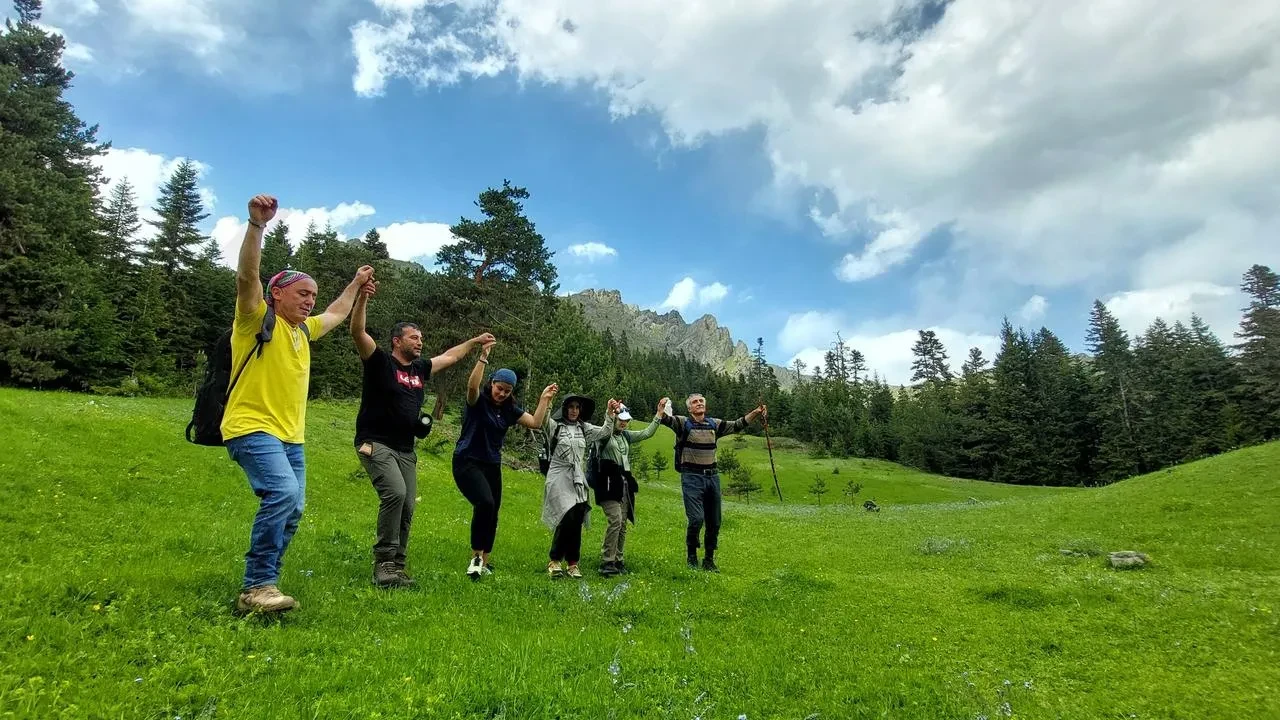 Gümüşhane yaylalarında renkli çiçek şölenini keşfedin