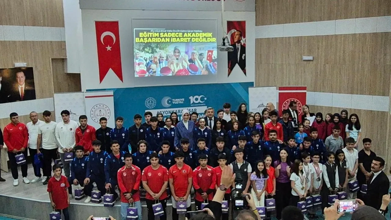 Başarılı Afyonkarahisar öğrencileri Vali Yiğitbaşı ile buluştu