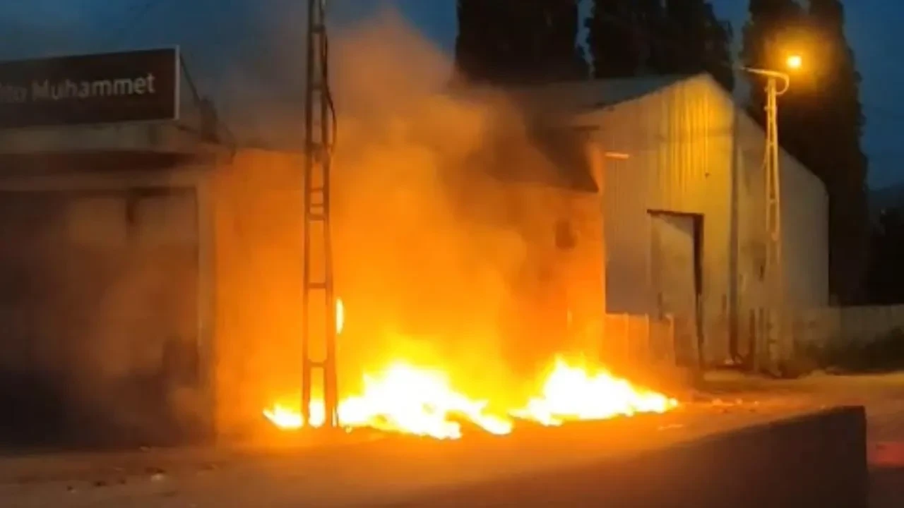 Iğdır sanayi bölgesinde çöp yangını direğe sıçradı