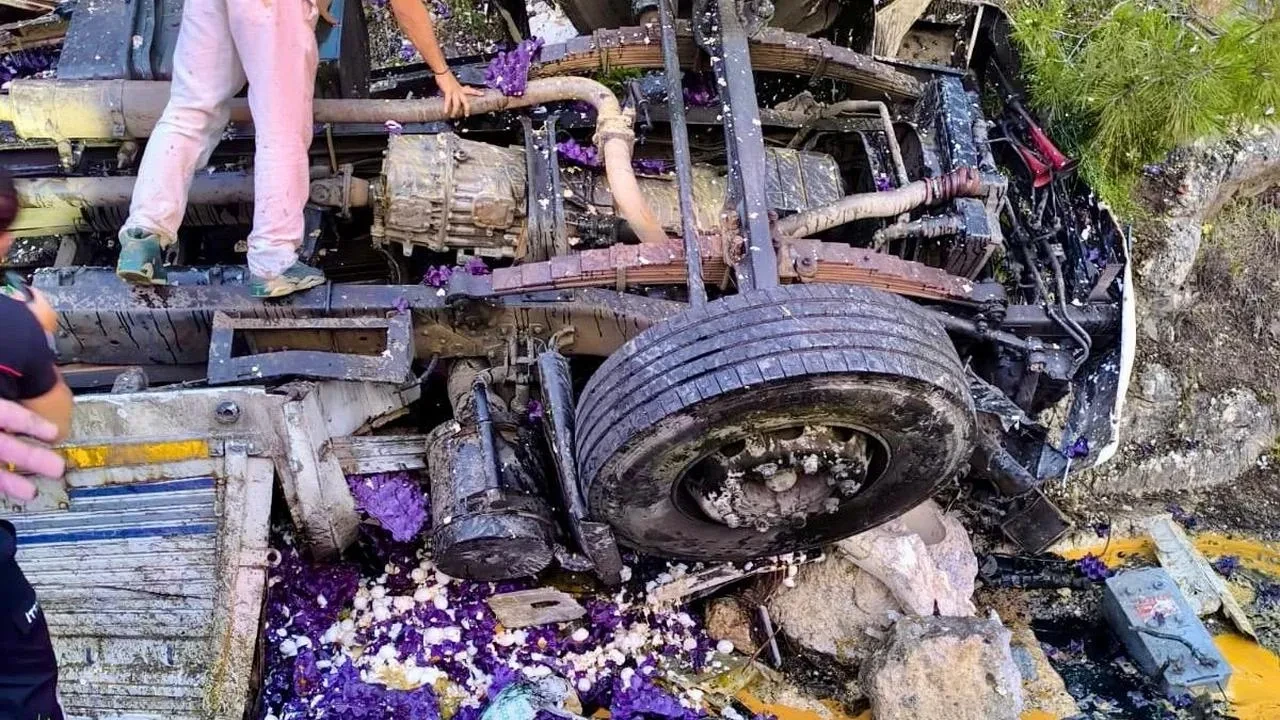 Antalya Akseki yolunda yumurta yüklü kamyon devrildi