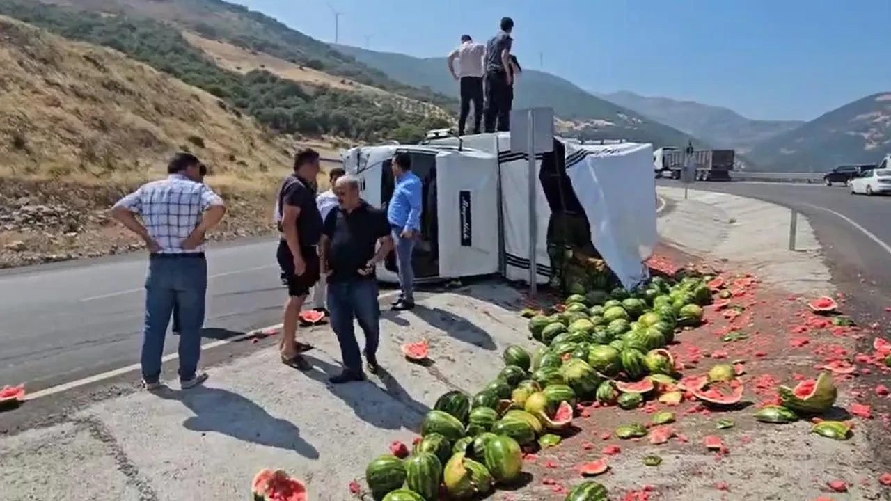Karpuz yüklü kamyonet Nurdağı yolunda devrildi
