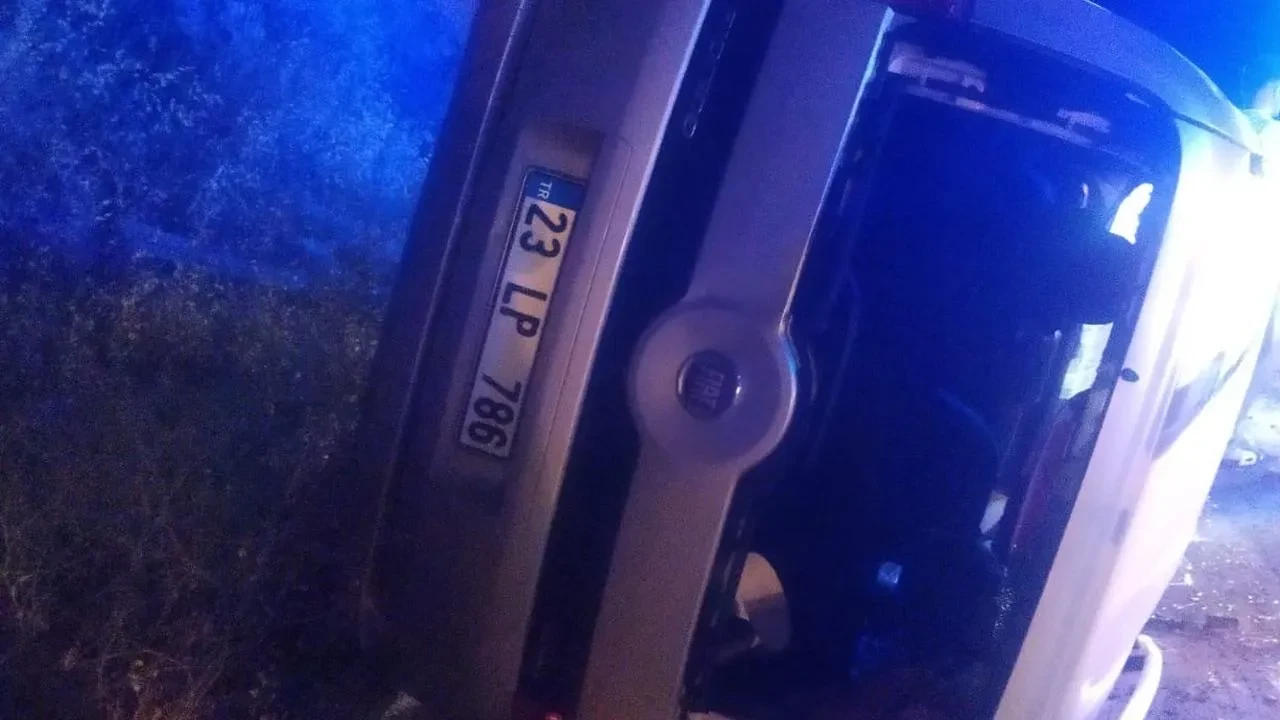 Elazığ Bingöl yolunda ticari araç devrildi yaralılar kurtarıldı