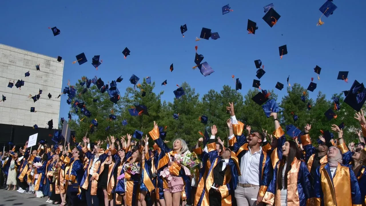 Muğla Sıtkı Koçman Üniversitesi İİBF mezunlarını coşkuyla uğurladı
