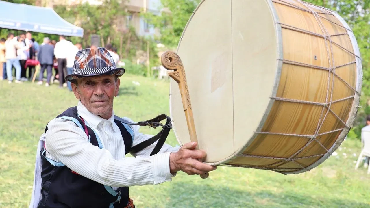 Ömer Kaçar davuluyla yarım asırlık gelenek yaşatıyor