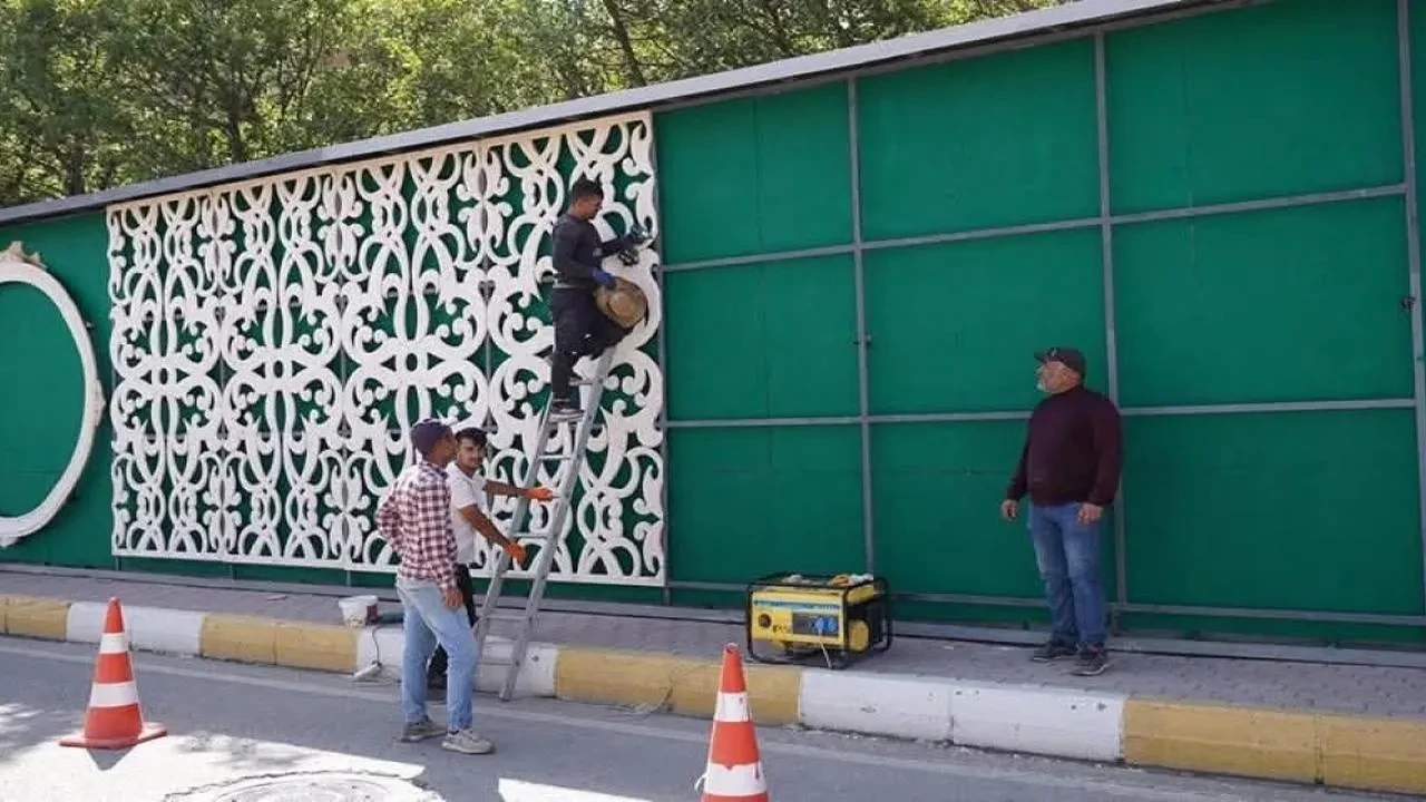 Şırnak Belediyesi yanan dikey bahçeyi yeniden yapıyor