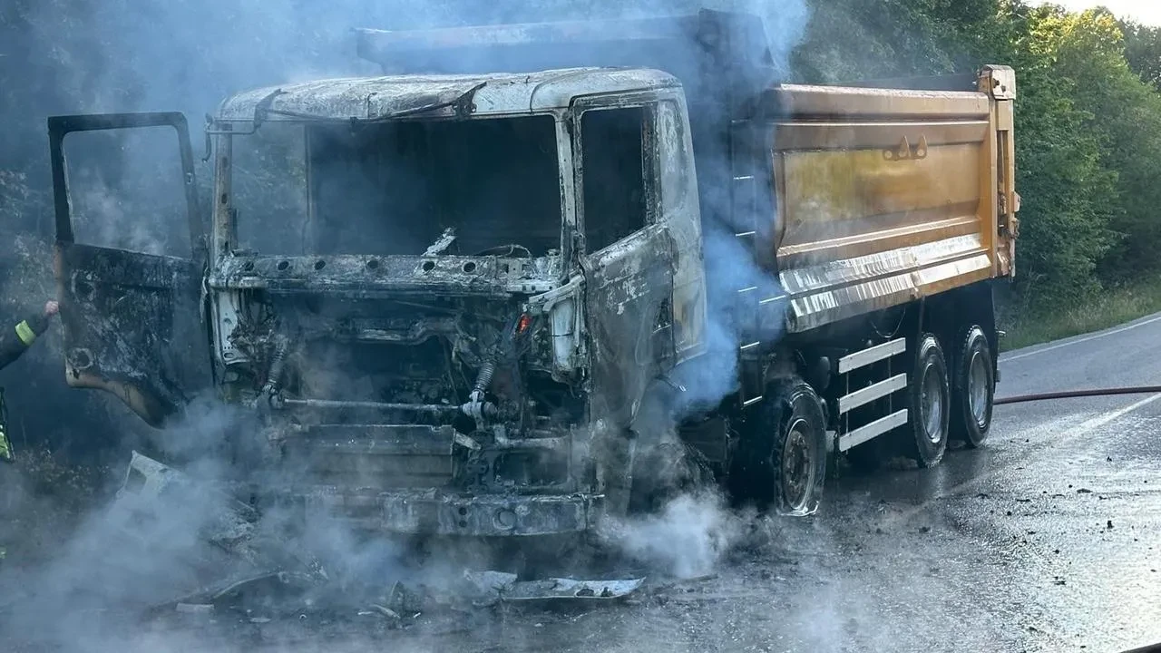 Kocaelide hafriyat kamyonu alev alarak küle döndü