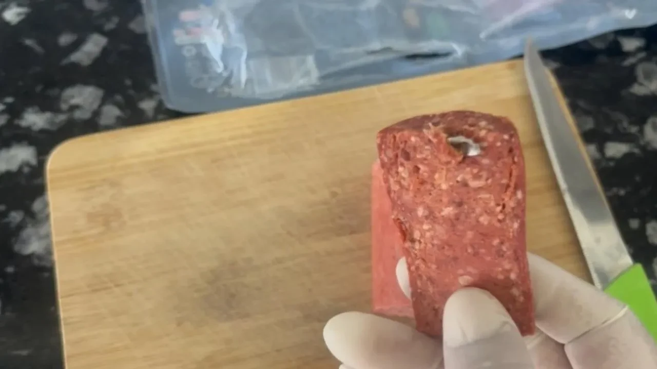 Erzincanda marketten aldığı sucuktan metal parça çıktı