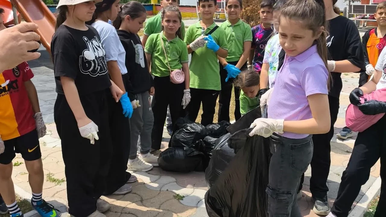 Türkeli ilkokul öğrencileri Uçaklı Parkı temizledi