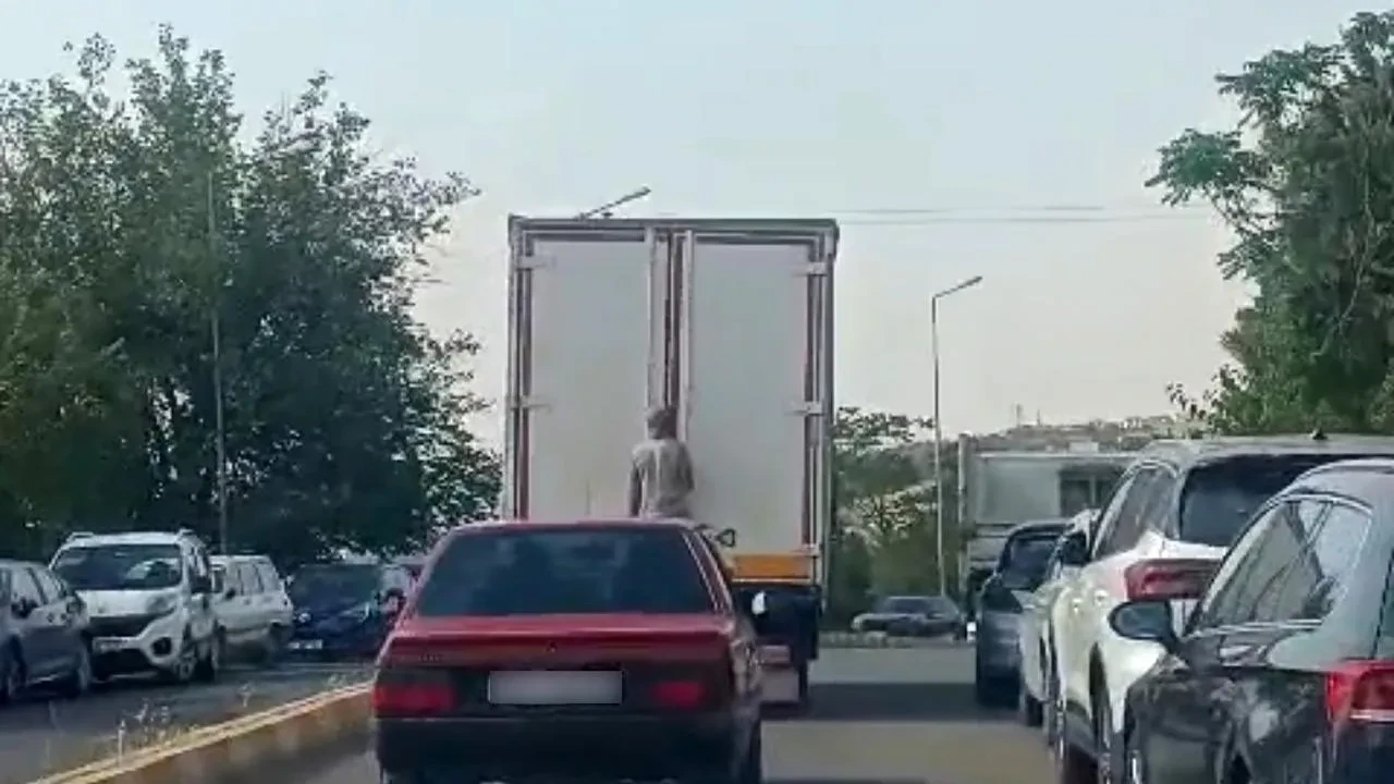 Diyarbakır Sur ilçesinde kamyonete tutunan genci izleyin