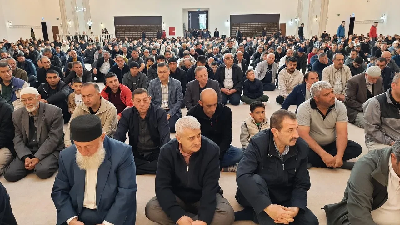 Kars Sultan Alparslan Camii bayram namazıyla doldu