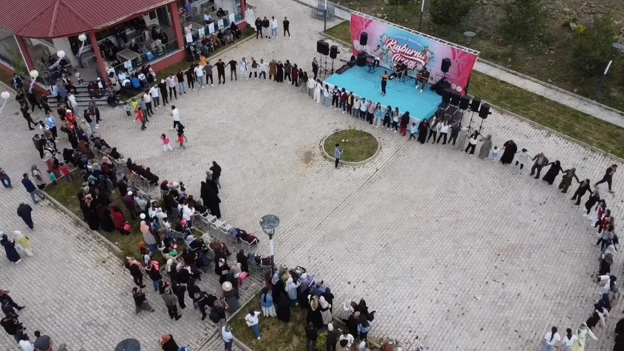 Demirözü Kuşburnu Çiçeği Festivali Bayburt halkını coşturdu