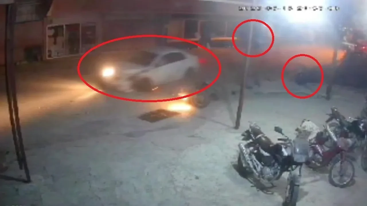 Hatayda otomobil iki motosiklete çarparak kaza yaptı