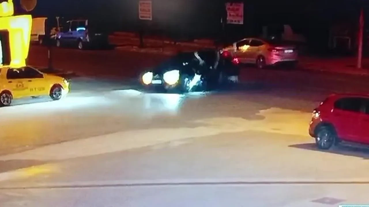 Düzcede motosikletli sürücü otomobilin üstüne uçtu