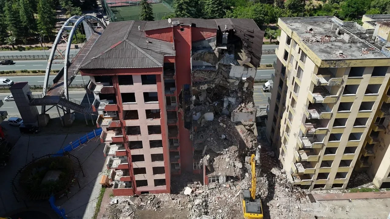 Rize Menderes Bulvarında fırtınadan zarar gören binalar yıkılıyor