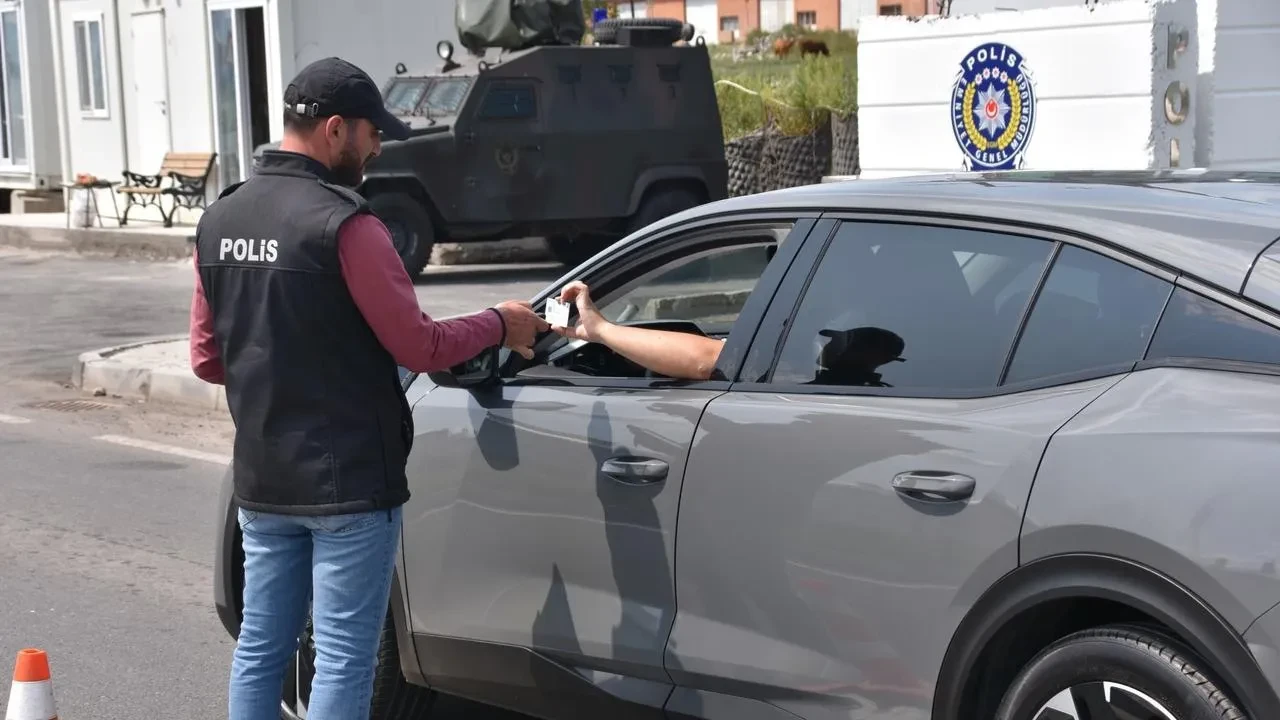 Karsta polis ekipleri kent güvenliğini artırıyor