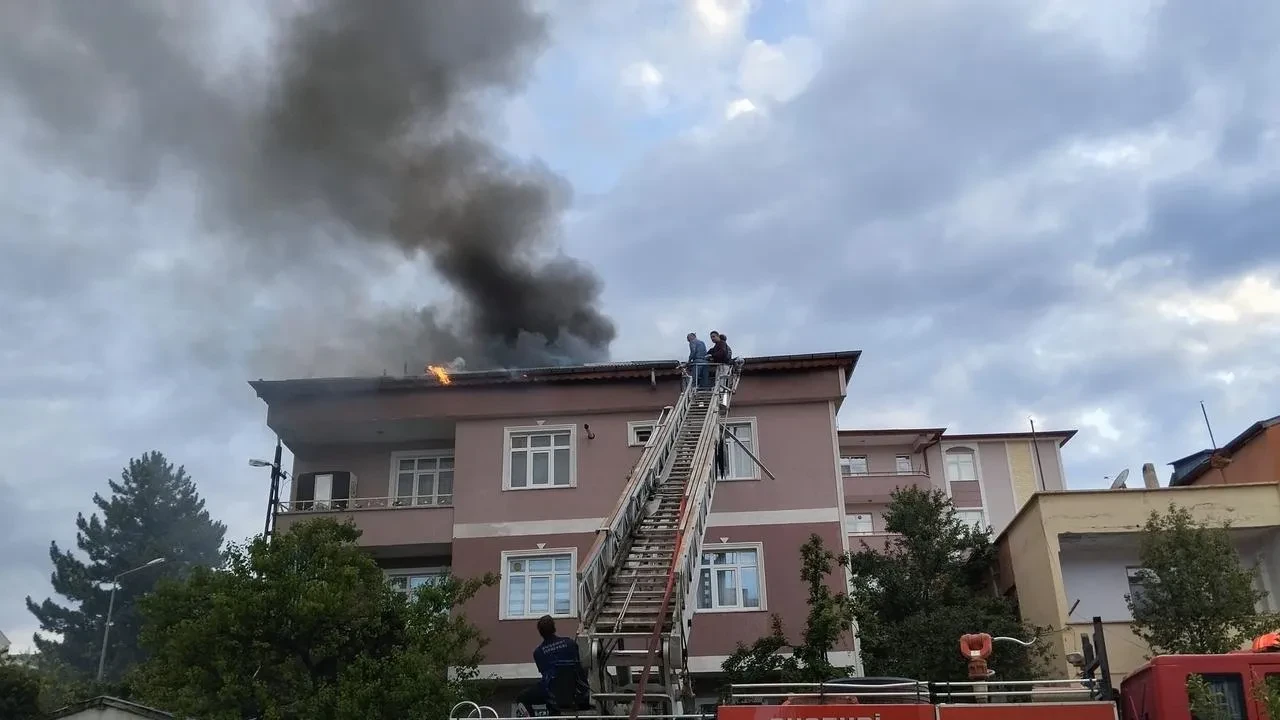 Sivas Suşehrinde çatı yangını itfaiye tarafından söndürüldü