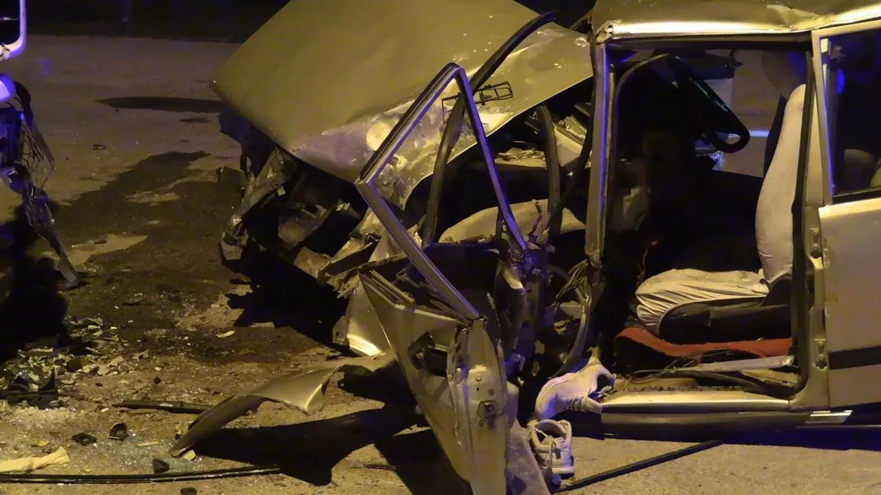 Tavşanlı ilçesinde park halindeki tıra otomobil çarptı