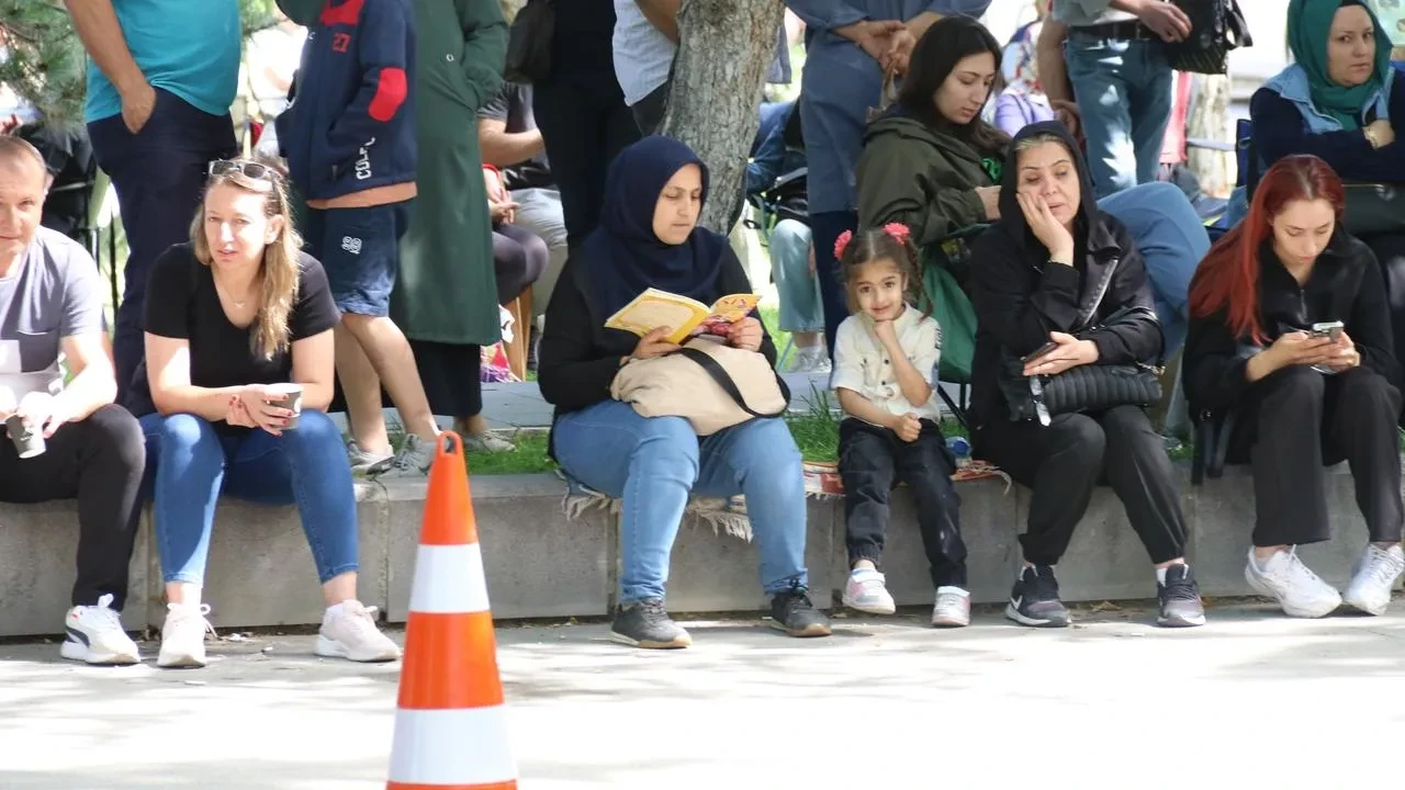 Eskişehir velileri AYT sınavında kamp kurdular