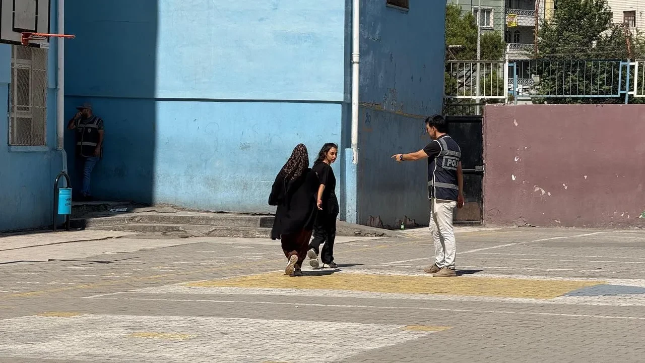 Diyarbakır LGS sınavında öğrenciler son anda yetişti